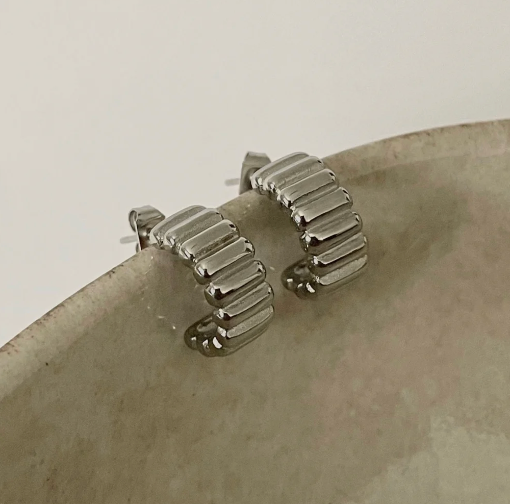 Mini Emma Ribbed Earrings- Silver|218819