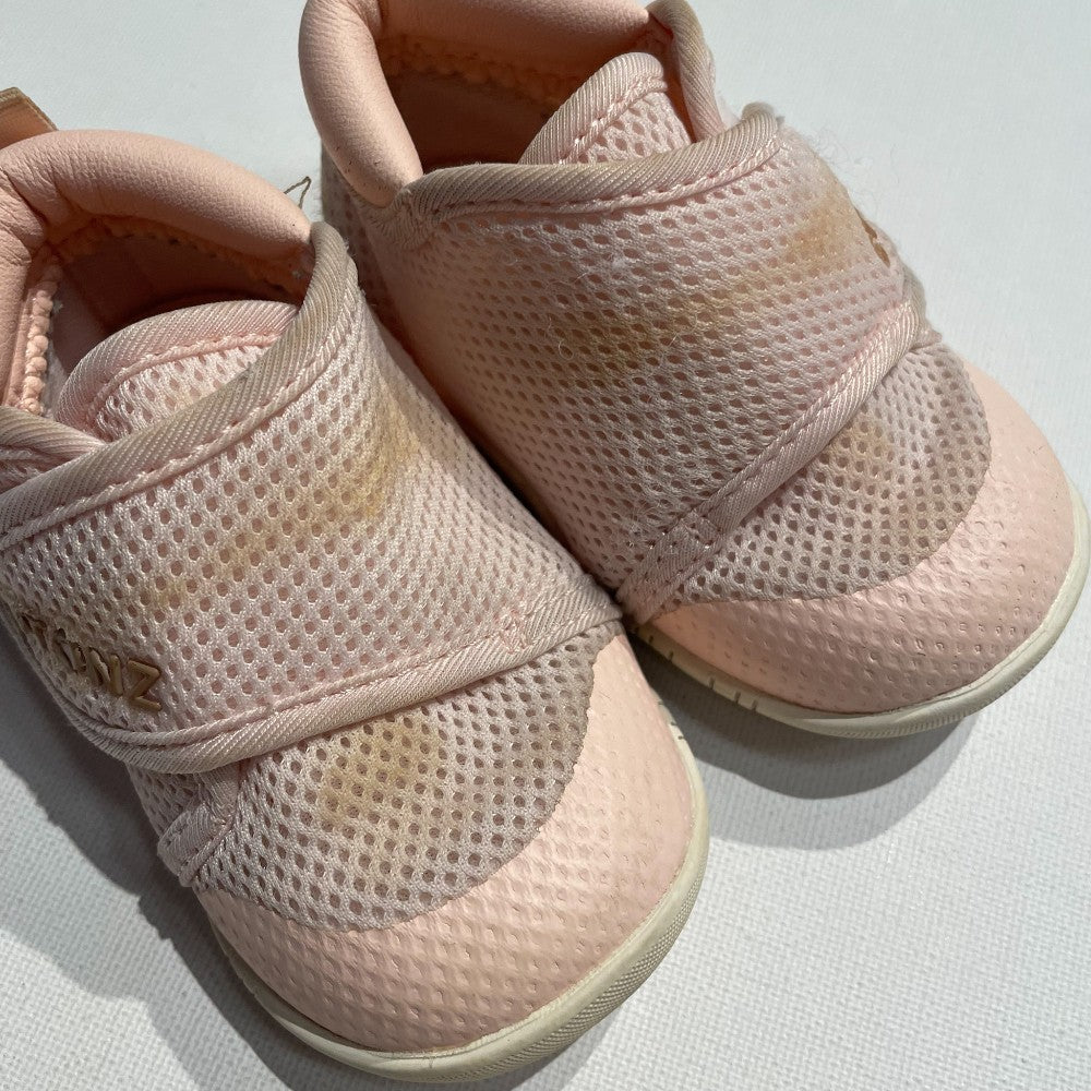 Stonz Shoes Size 5 **Imperfection|220017